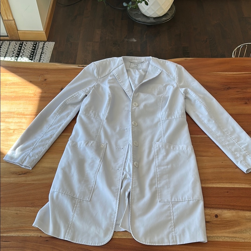 Figs Women’s Fitted White Lab Coat Size XS